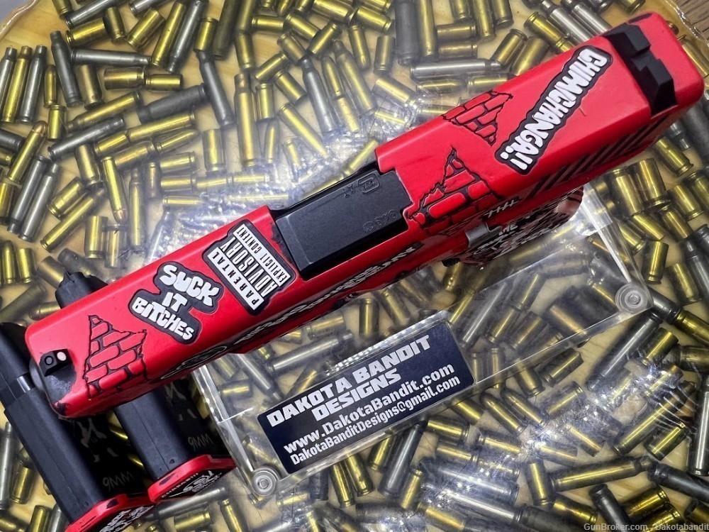  Glock 19 15rd Deadpool Battleworn Engraved and w/ Custom Case-img-7