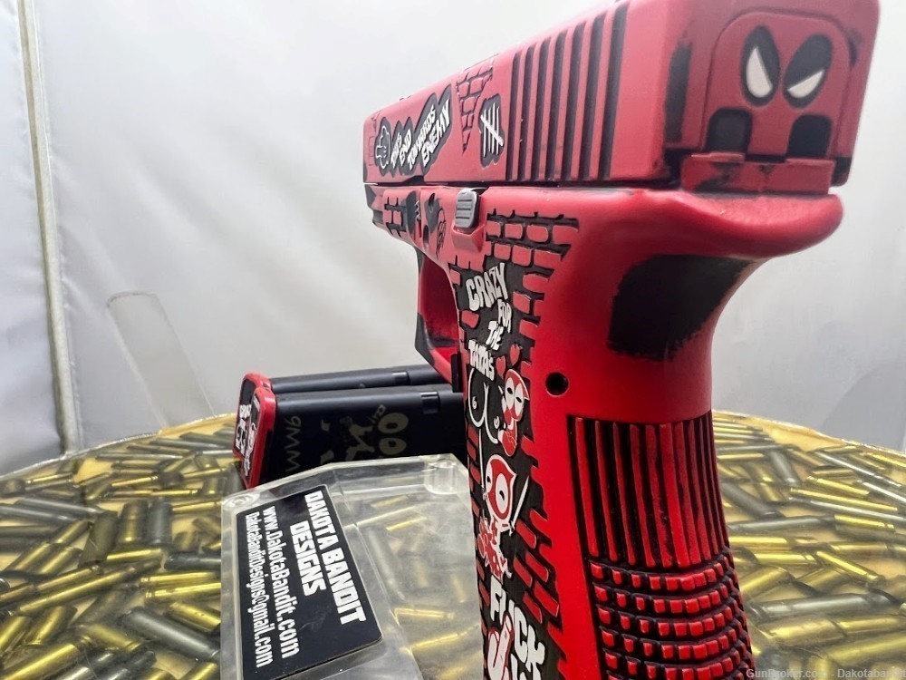  Glock 19 15rd Deadpool Battleworn Engraved and w/ Custom Case-img-10