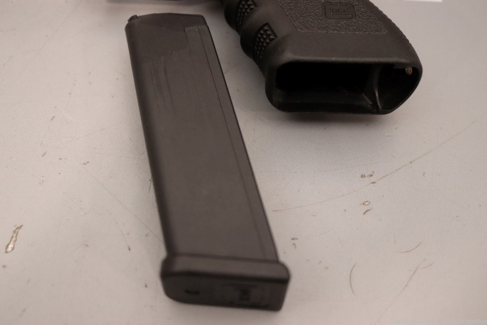 Glock 17 Gen3 9mm 4.49" w/ Box-img-32