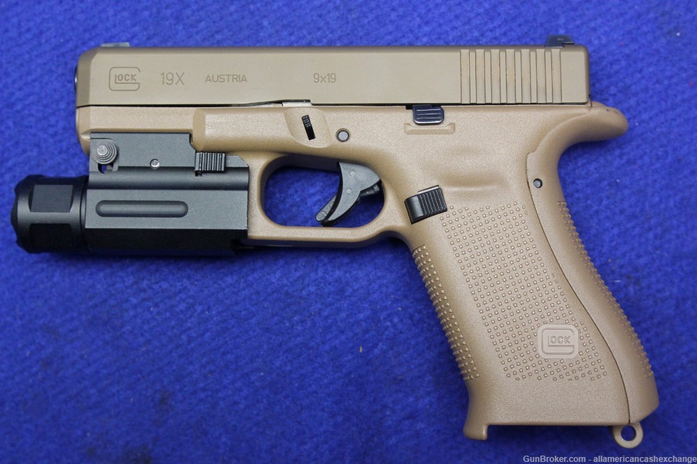 Clean GLOCK Model 19X Pistol With Flash Light & 3 Mags 9 mm-img-2