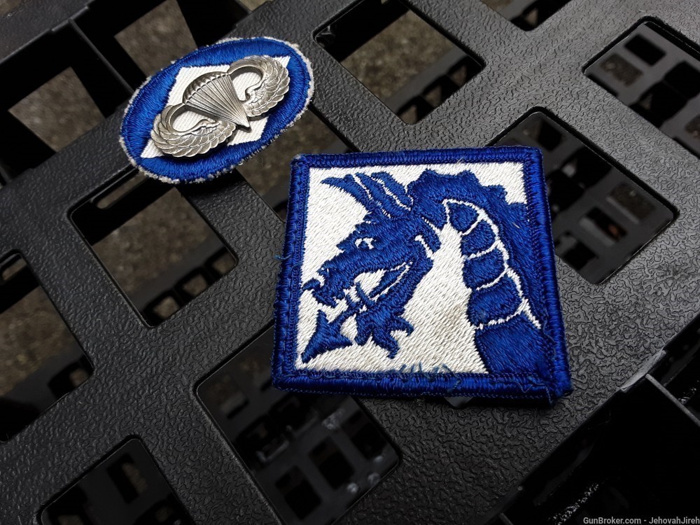 American paratrooper Sky Dragon jump wings and unit insignia -img-3
