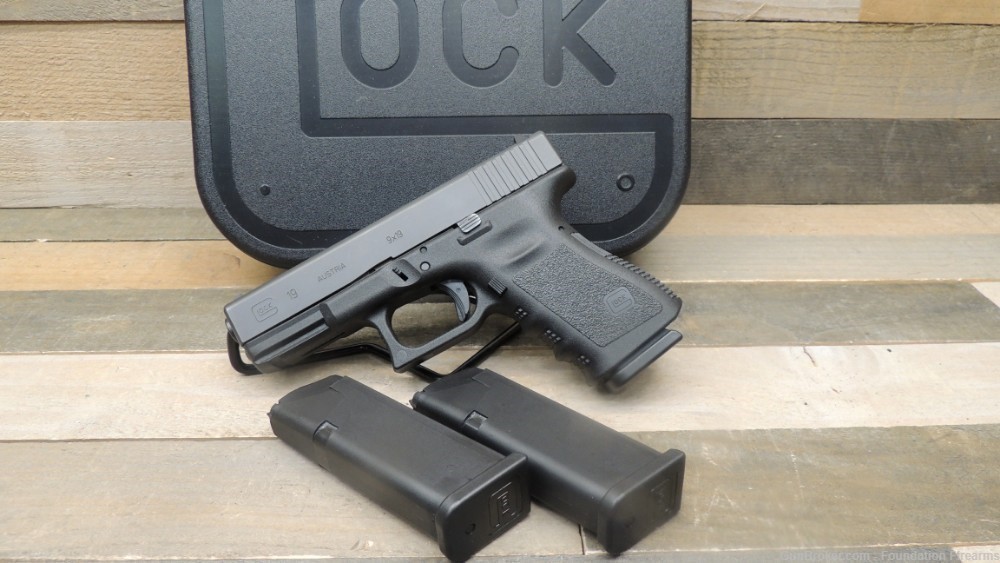Glock 19 Gen 3 9mm 3 Mags In Case G19 G3-img-0