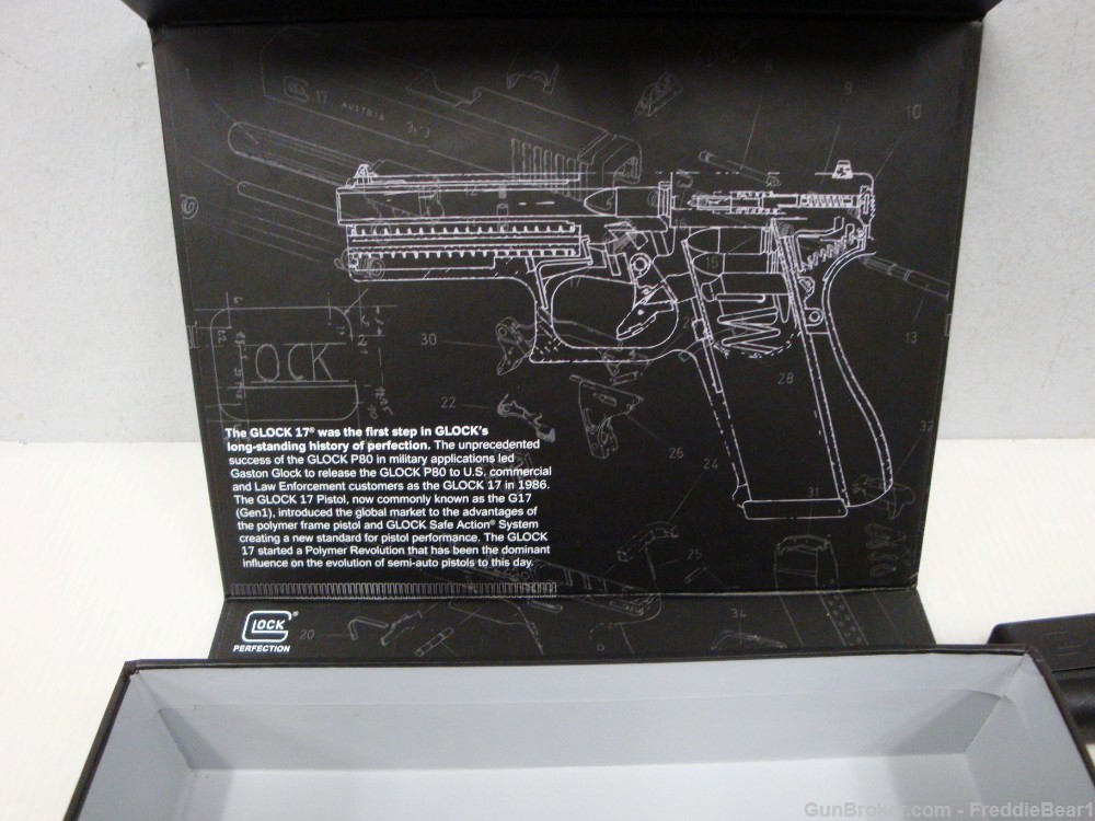 Glock G17 Gen1 Classic 9mm With ORIGINAL STYLE TUPPERWARE BOX - NEW!-img-4