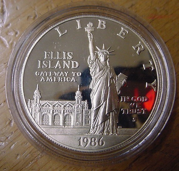 1986 Liberty Ellis Island Commerative SilverDollar-img-0