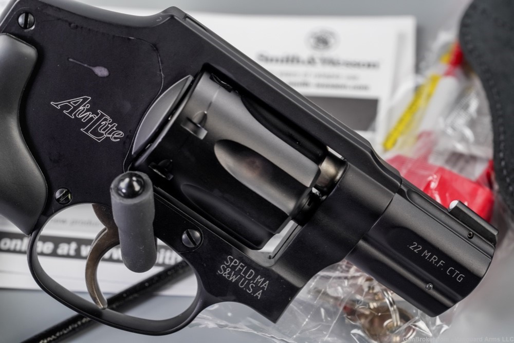 Smith and Wesson 351c .22 Mag Revolver! Great Condition! -img-8