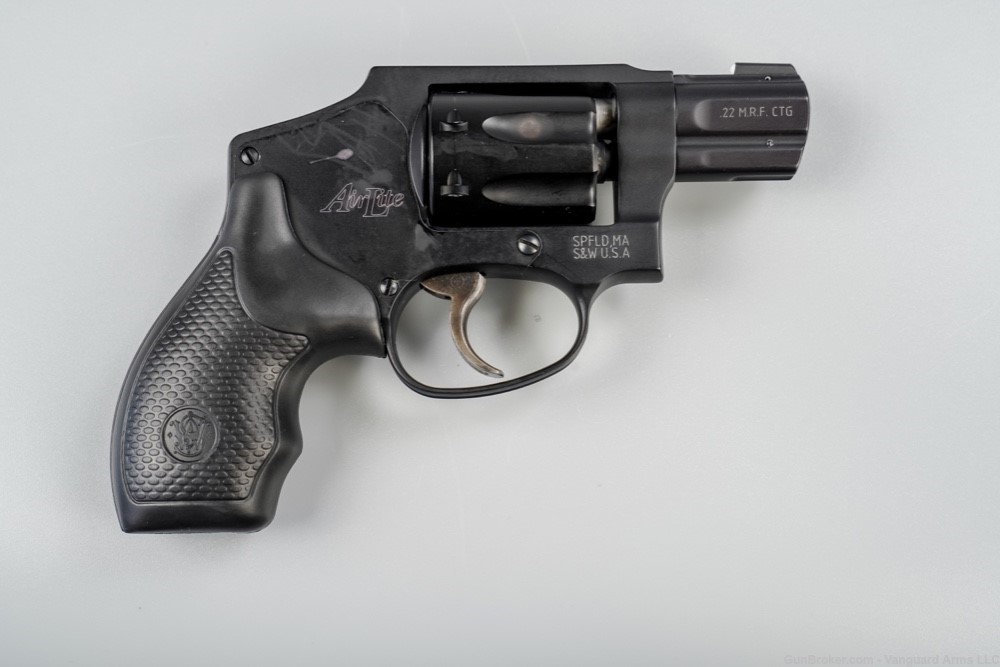 Smith and Wesson 351c .22 Mag Revolver! Great Condition! -img-4