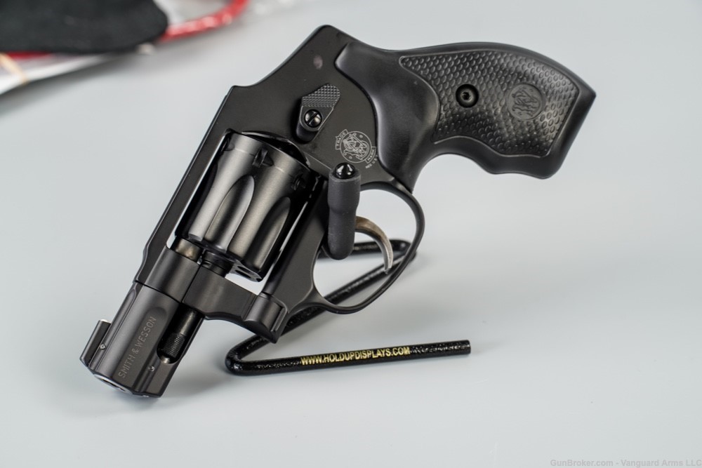 Smith and Wesson 351c .22 Mag Revolver! Great Condition! -img-2