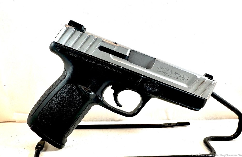 Smith & Wesson SD40 VE .40SW Semi-Automatic Pistol-img-1
