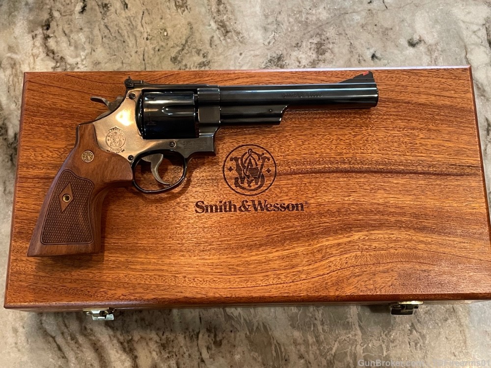 Smith and Wesson 29 Classic 6.5" 29-10 .44 magnum w/ presentation case &box-img-2