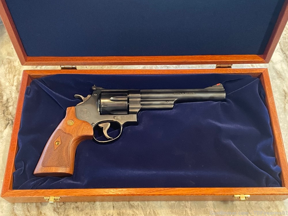 Smith and Wesson 29 Classic 6.5" 29-10 .44 magnum w/ presentation case &box-img-1