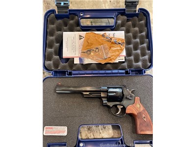 Smith and Wesson 29 Classic 6.5" 29-10 .44 magnum w/ presentation case &box