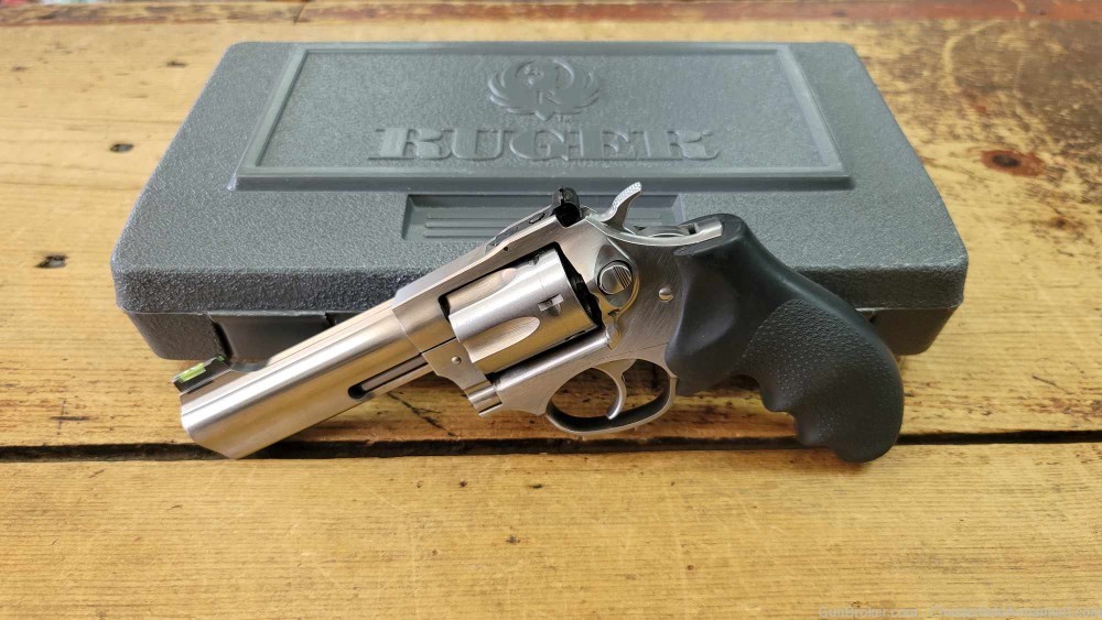 Ruger SP101 revolver .327 fed. mag hogue rubber grips with box-img-0