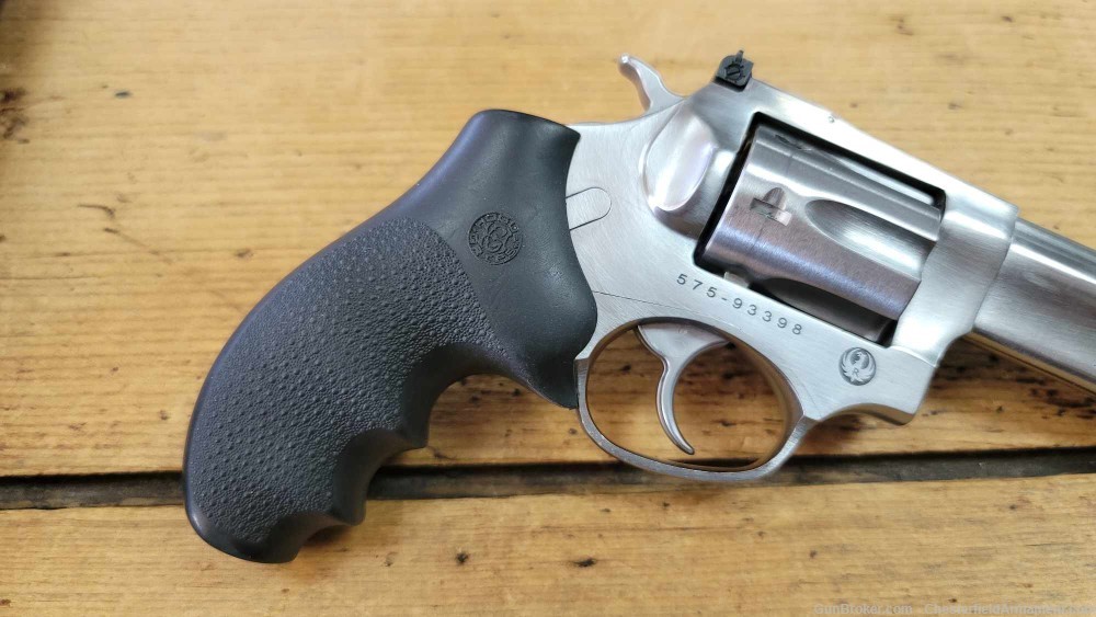 Ruger SP101 revolver .327 fed. mag hogue rubber grips with box-img-12
