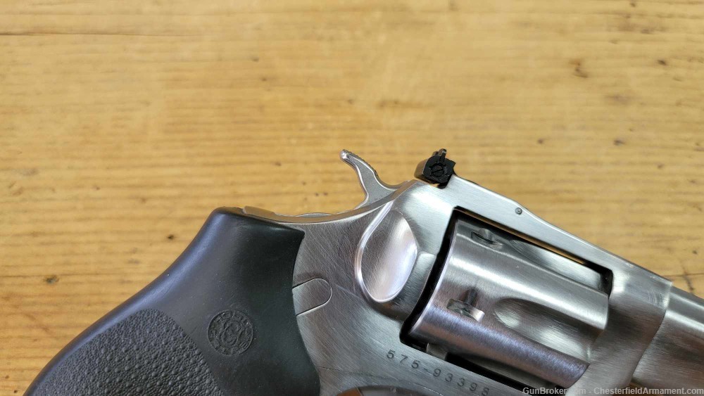 Ruger SP101 revolver .327 fed. mag hogue rubber grips with box-img-13