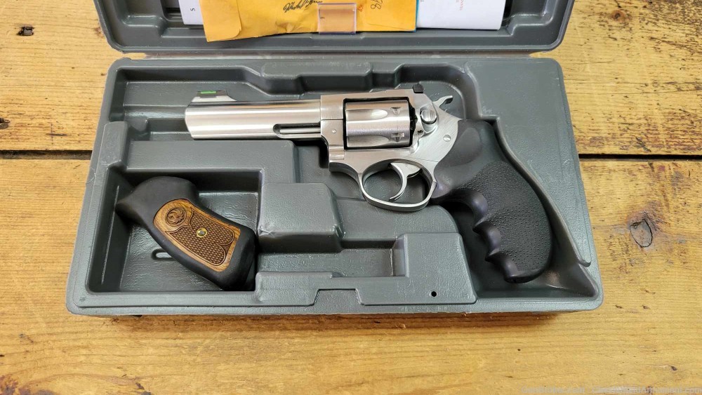 Ruger SP101 revolver .327 fed. mag hogue rubber grips with box-img-6