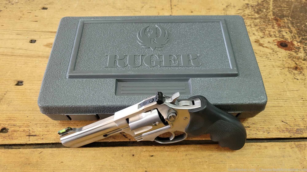 Ruger SP101 revolver .327 fed. mag hogue rubber grips with box-img-33