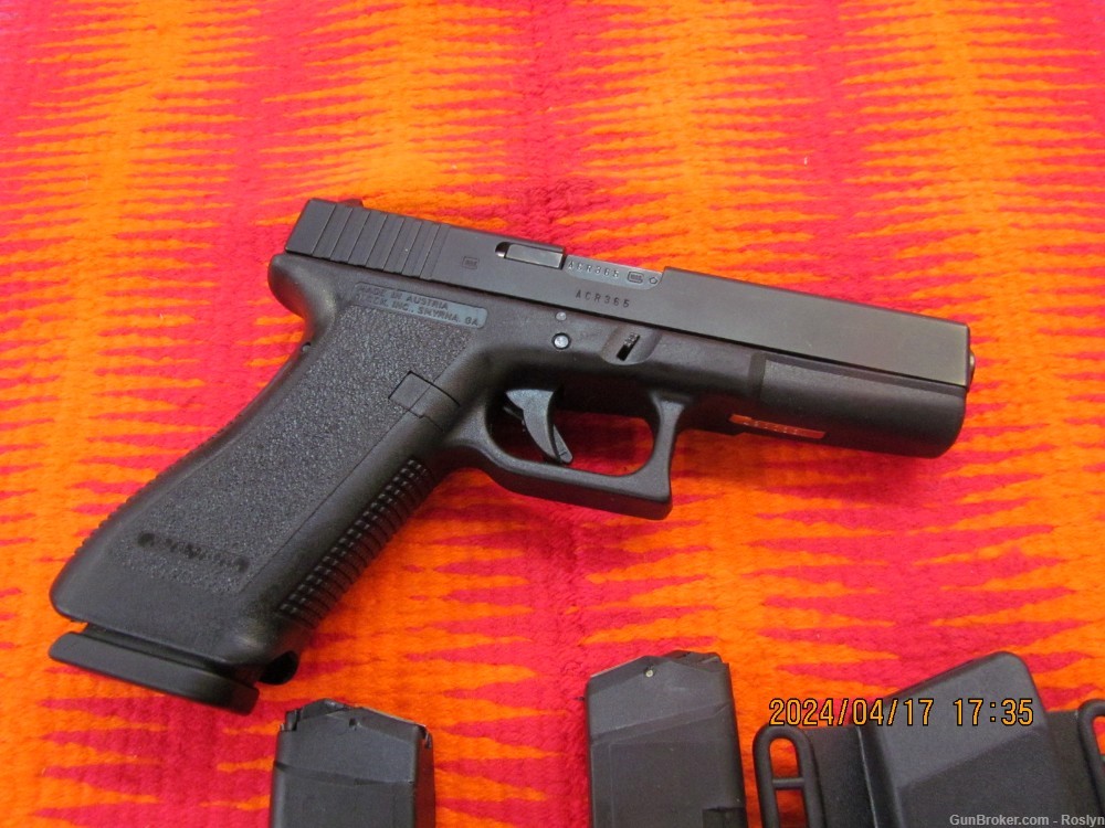 Glock Model 22 ,40 S&W ,4 Inch barrel,4 mags-img-1