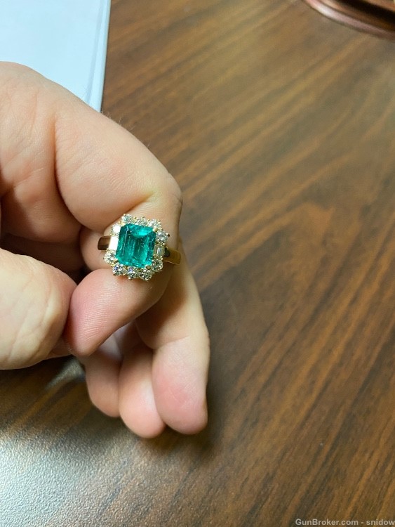 Beautiful large emerald and diamond ring 14 karat gold size 9-img-2