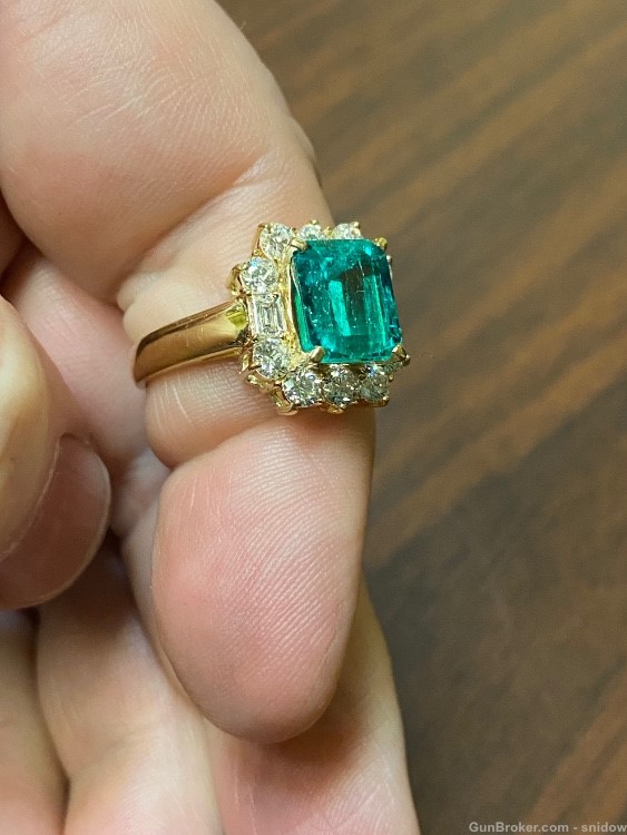 Beautiful large emerald and diamond ring 14 karat gold size 9-img-1