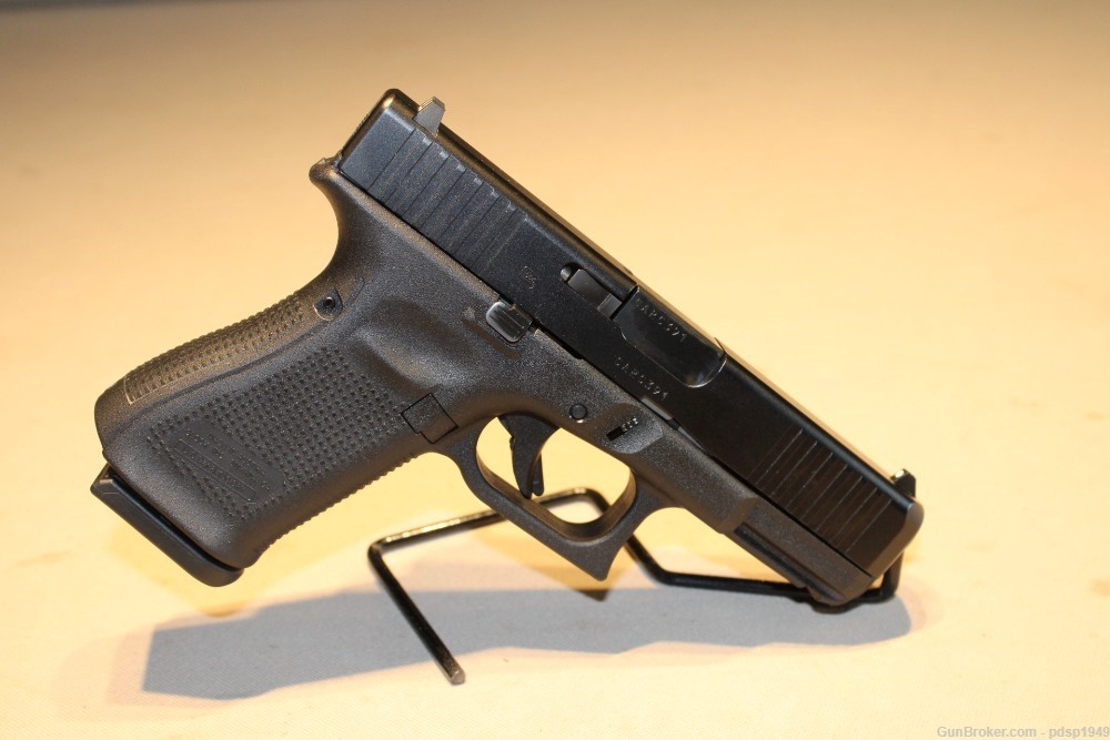 USED Glock G19 Gen5 9mm Compact 10+1 (3) Mags 4.02" Bbl -img-4