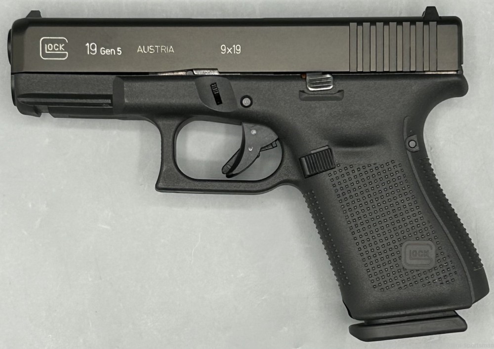 GLOCK 19 Gen 5 9mm Luger 4.02" G19 Gen5 Black Safe Action 15+1 9x19 Carry-img-1