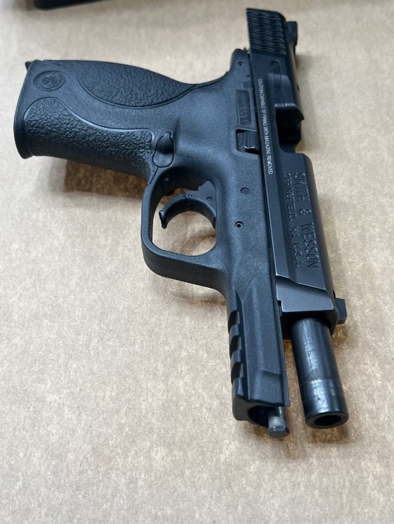 Smith & Wesson m&p 9 pistol clean complete 3 mags -img-8