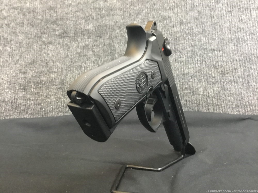 Beretta 92FS SemiAuto Pistol 9mm w. Case and two 15-Round Magazines-img-5