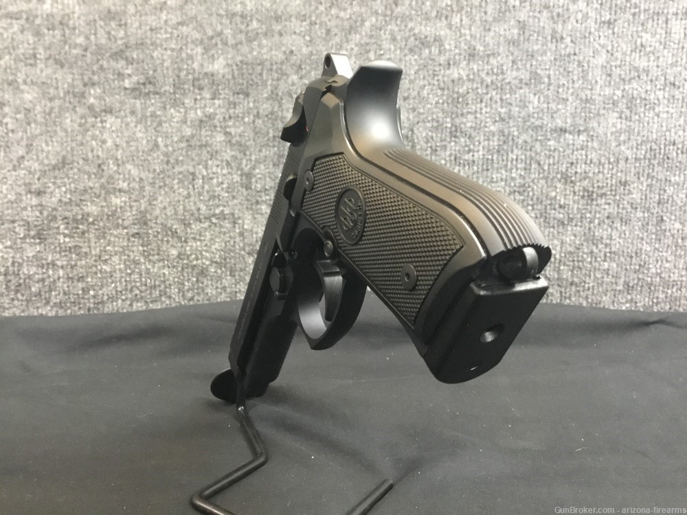 Beretta 92FS SemiAuto Pistol 9mm w. Case and two 15-Round Magazines-img-3