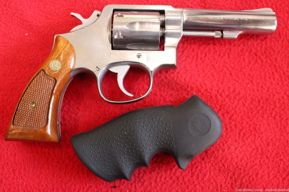 Smith & Wesson M64-3, Fine cond.38 spl. 4"Bbl. Wood & Syn. Grips-img-12