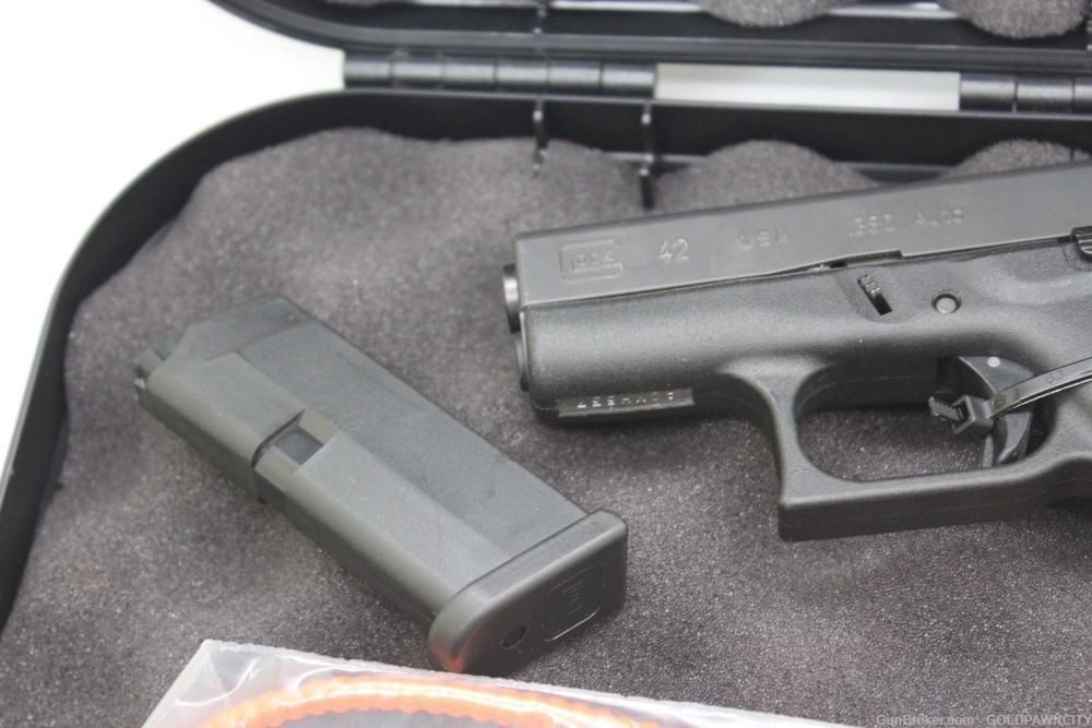 LIKE NEW Glock 42 .380 3.25" Semi Auto Pistol 2 Mags & Box & Papers-img-2