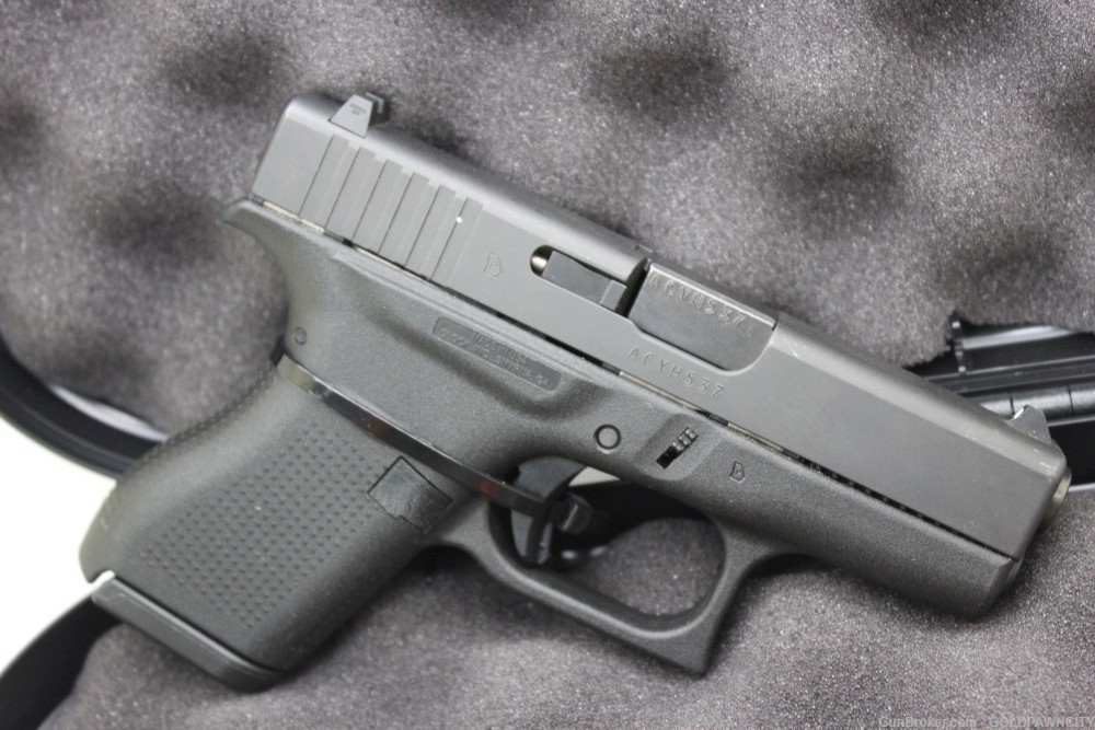 LIKE NEW Glock 42 .380 3.25" Semi Auto Pistol 2 Mags & Box & Papers-img-3