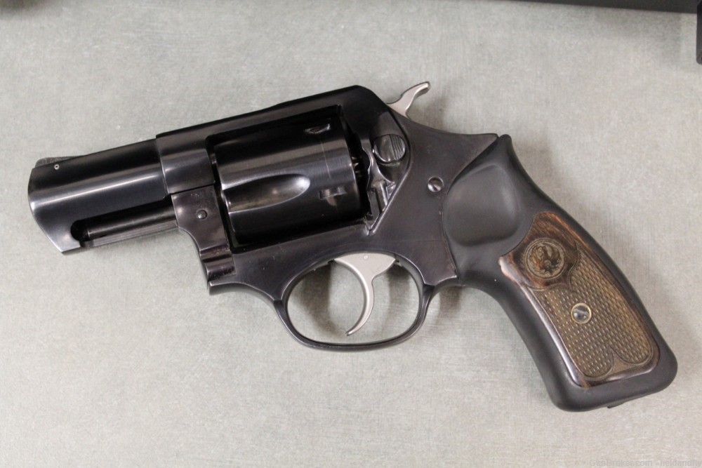 Ruger SP101 357 Magnum, blued, 5 round, Holster, Excellent Condition-img-1