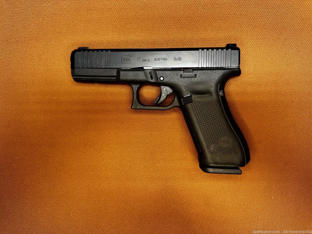 Glock G17 Gen 5  – 9mm - LE Trade-In - NIGHT SIGHTS – LIFETIME GUARANTEE-img-1
