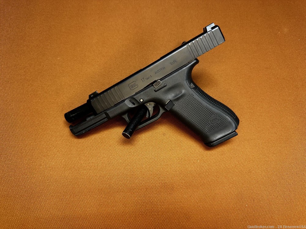 Glock G17 Gen 5  – 9mm - LE Trade-In - NIGHT SIGHTS – LIFETIME GUARANTEE-img-3