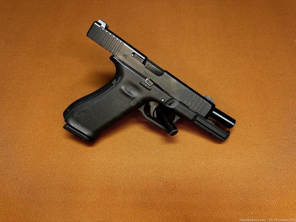 Glock G17 Gen 5  – 9mm - LE Trade-In - NIGHT SIGHTS – LIFETIME GUARANTEE-img-2