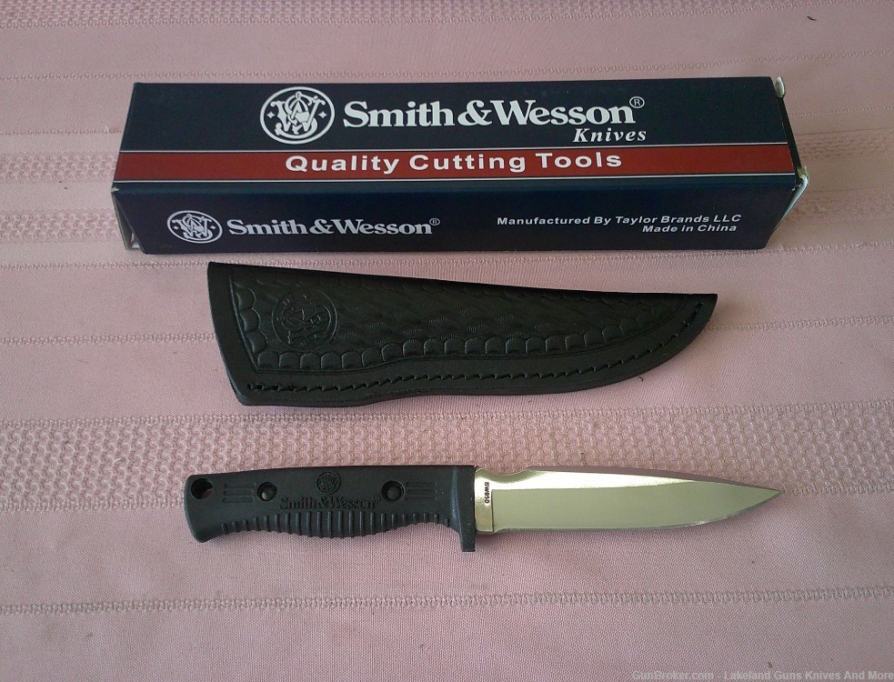 SMITH & WESSON Fixed Blade Hunter Knife With Box, Instructions & Sheath!-img-0
