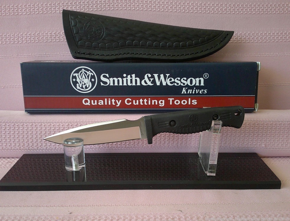 SMITH & WESSON Fixed Blade Hunter Knife With Box, Instructions & Sheath!-img-4