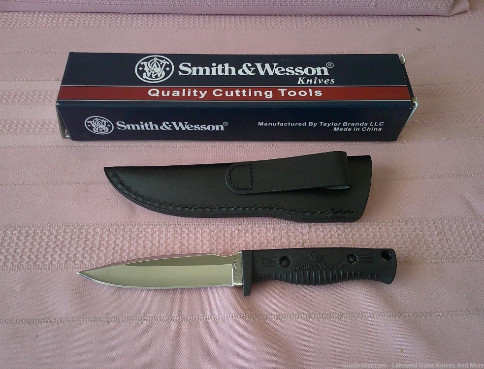 SMITH & WESSON Fixed Blade Hunter Knife With Box, Instructions & Sheath!-img-2