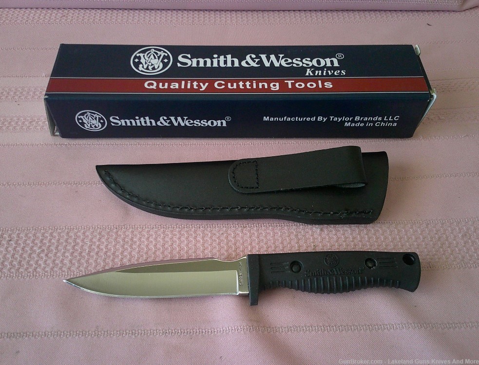 SMITH & WESSON Fixed Blade Hunter Knife With Box, Instructions & Sheath!-img-3