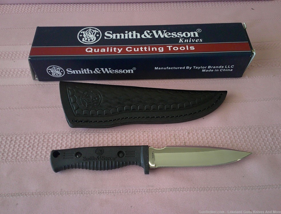 SMITH & WESSON Fixed Blade Hunter Knife With Box, Instructions & Sheath!-img-1