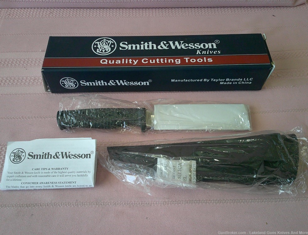 SMITH & WESSON Fixed Blade Hunter Knife With Box, Instructions & Sheath!-img-8
