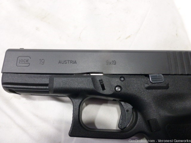 Glock 19 Gen 3 9mm 4" Finger Grooves (2) 15 rd Factory Sights EXCELLENT-img-5