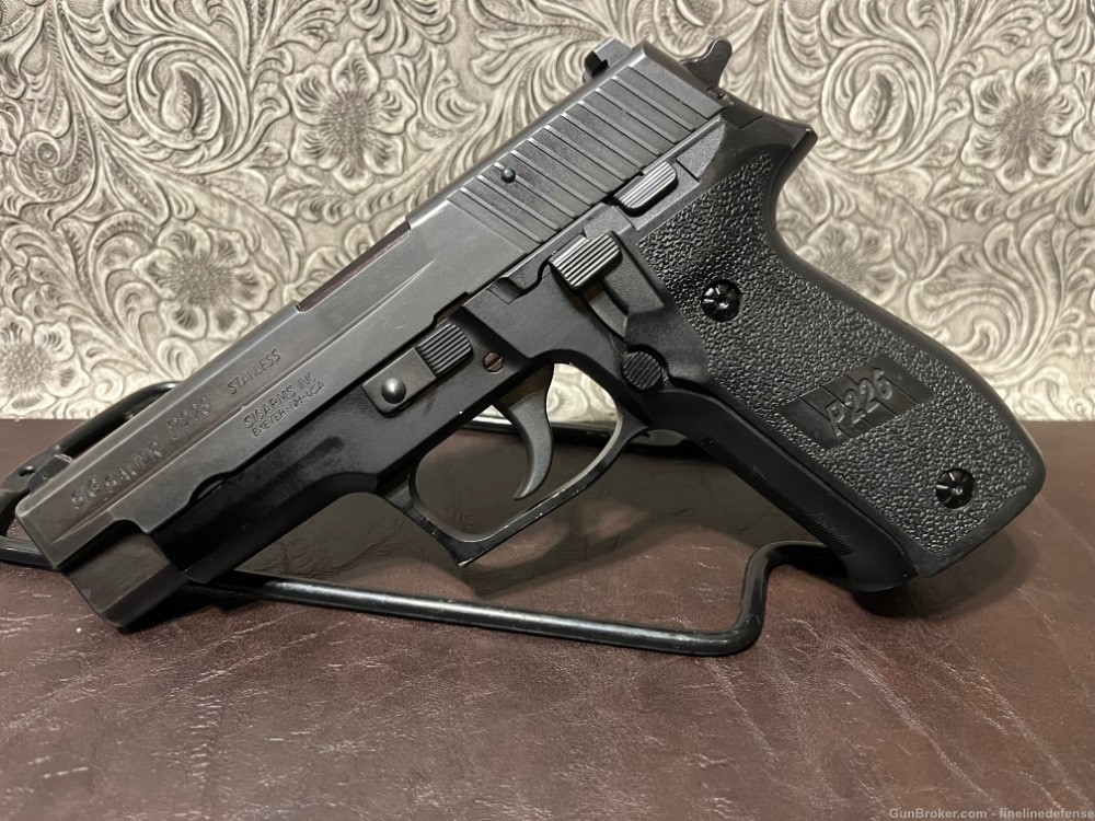 Sig Sauer P226 Black Stainless .40 S&W -img-1