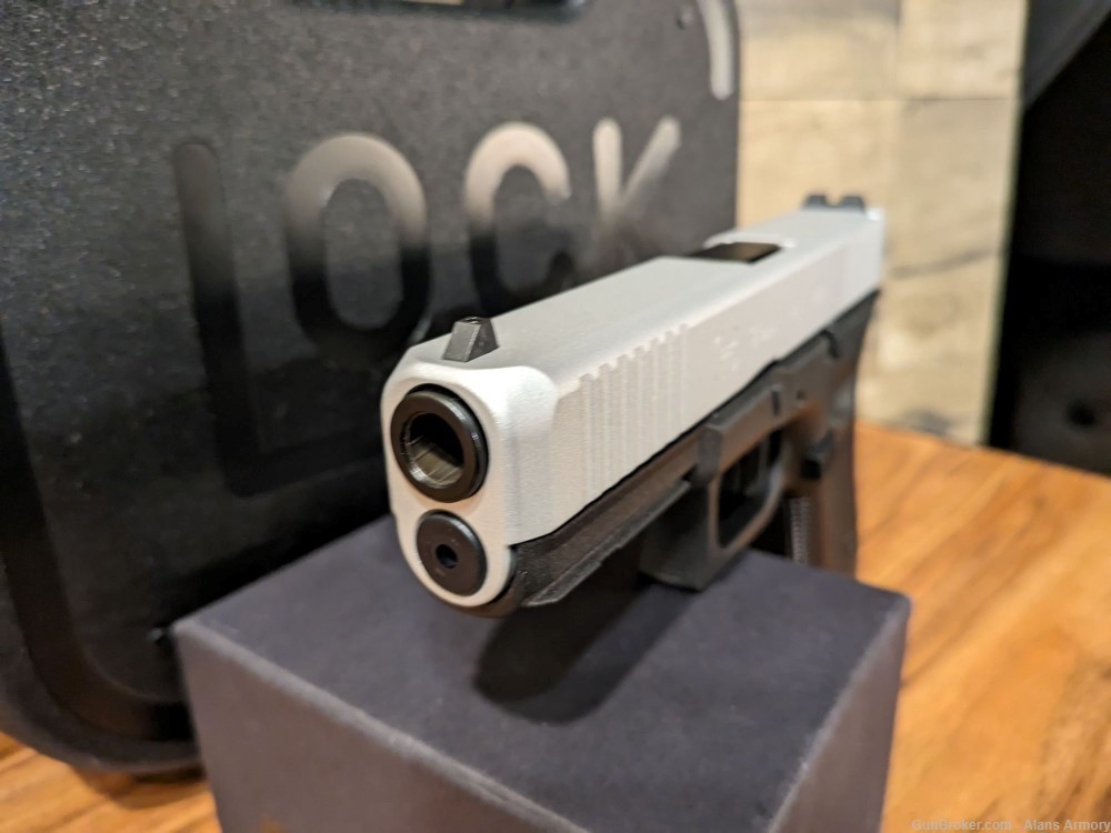 New Gen 5 Glock 17 - Apollo Custom Special Edition- 3 mags & case included-img-3