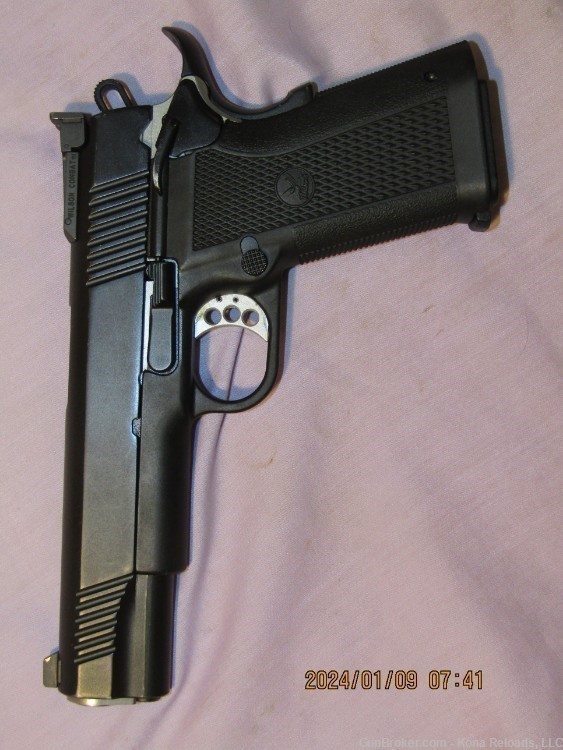 Wilson Combat, KZ-45, 5 inch barrel, with 4 magazines and soft case, excell-img-4