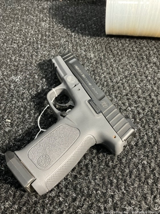 Smith & Wesson SD40 in good condition -img-2
