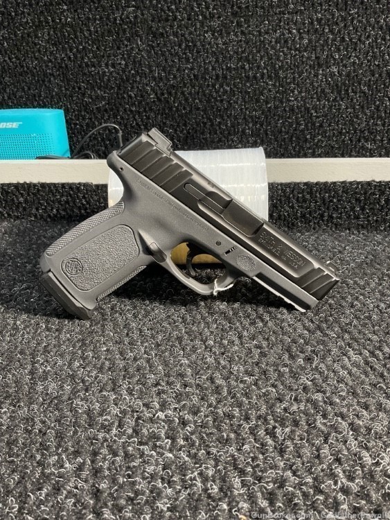 Smith & Wesson SD40 in good condition -img-1