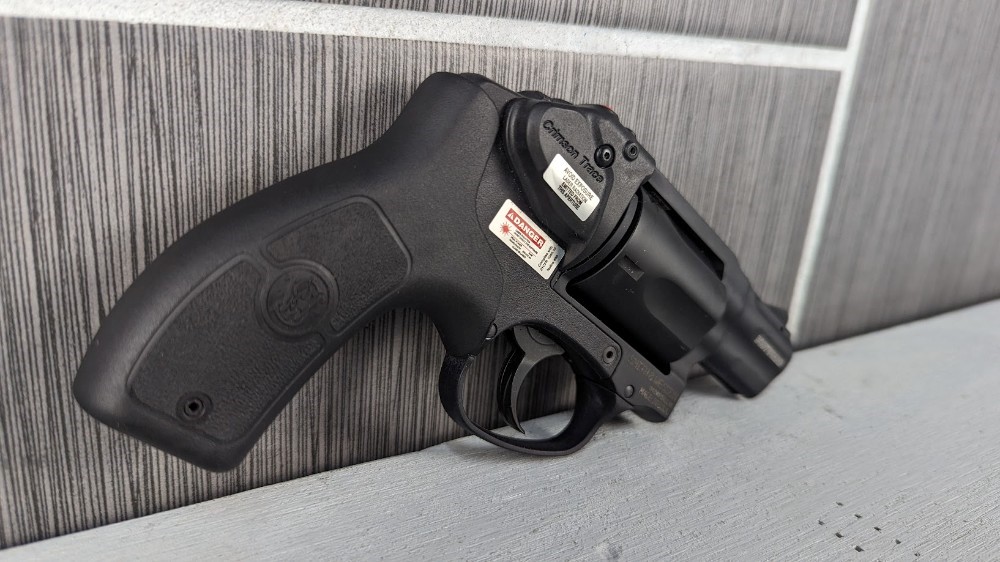 S&W Smith & Wesson bodyguard 38 spl with crimson trace -img-2