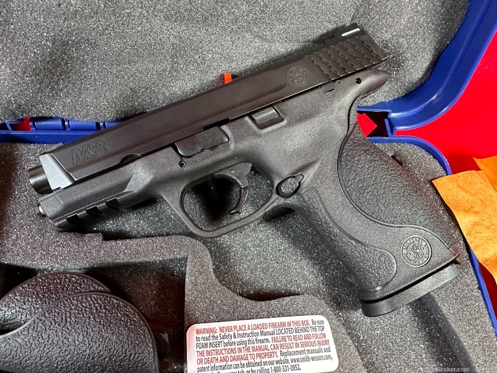Smith & Wesson M&P9, 9mm, 2 17rd. 4.25” Pistol - No Thumb Safety - NEW-img-1