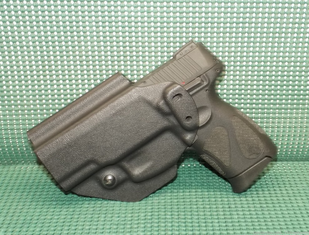 Taurus G2C 9mm Pistol with 12 Round Mags Used NO RESERVE-img-7